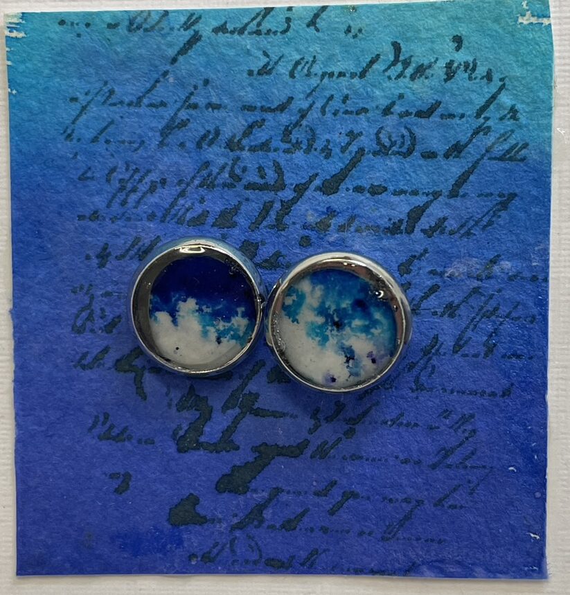 Gift: Cufflinks in blue and white set in silver-coloured bezels and domed with resin