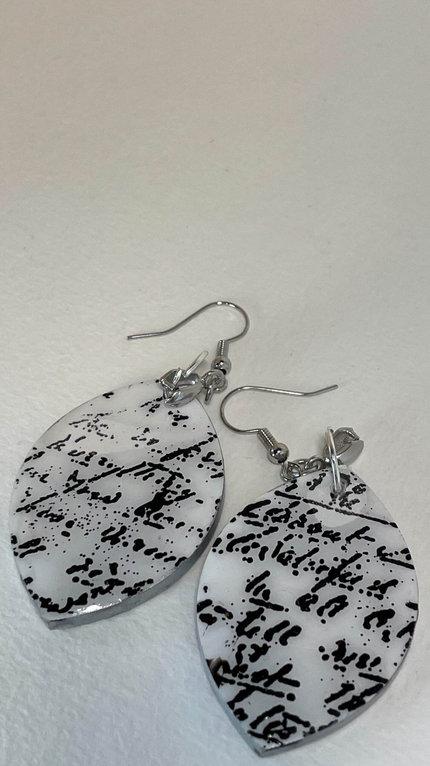 Tauranga Jewellery: earrings black and silver calligraphy