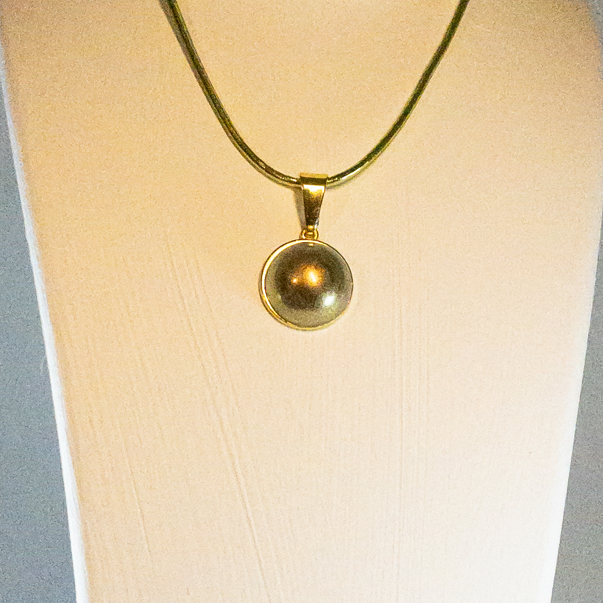 Colour shift pearl-like pendant