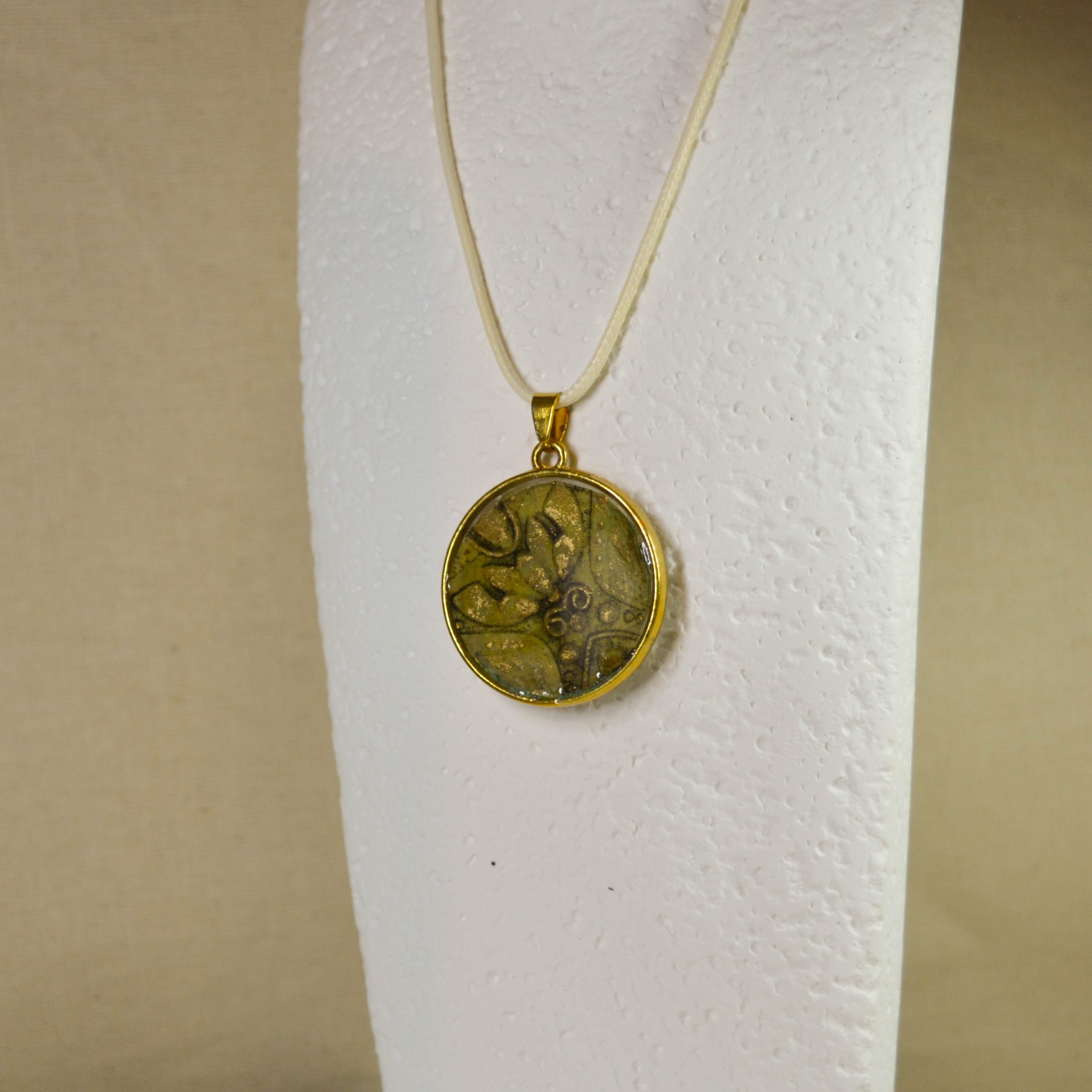 _DSC0542handmade-pendant-round-embossed