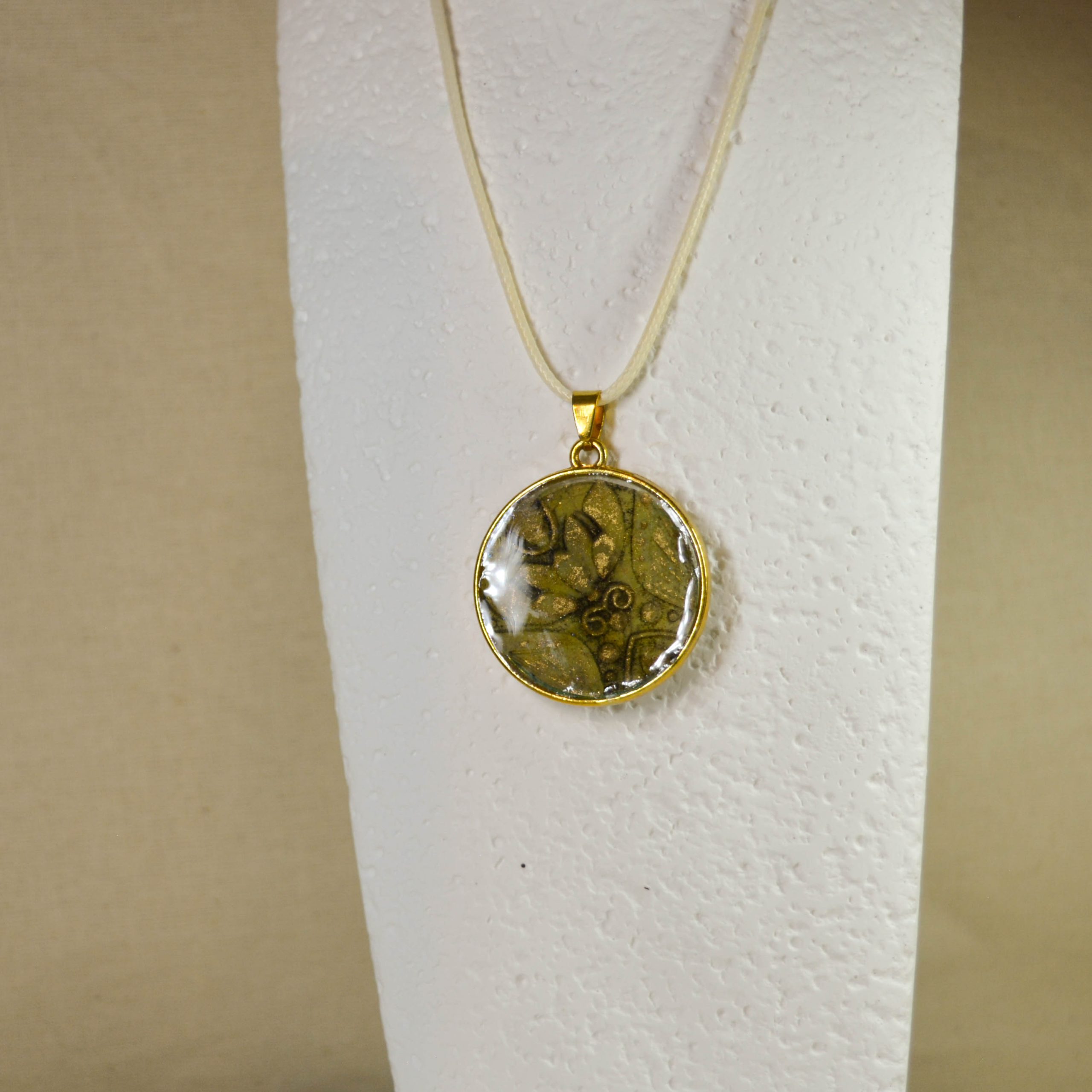 _DSC0545handmade-pendant-round-embossed