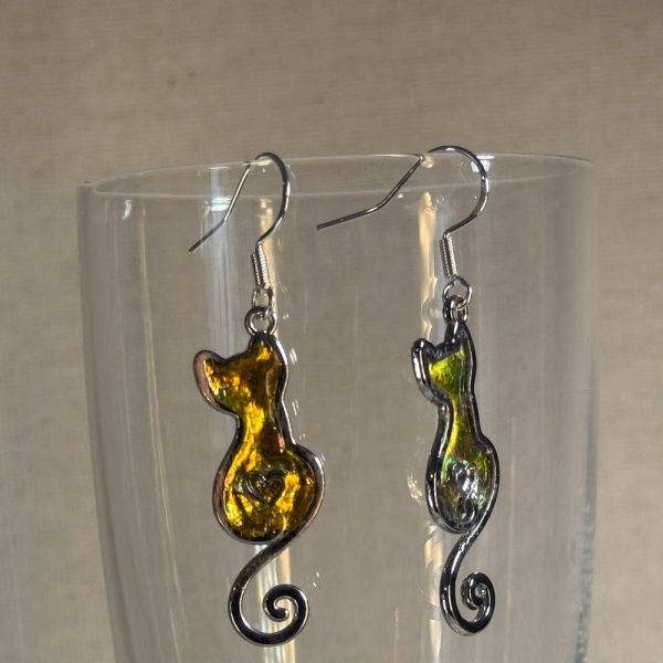 Hand made in Tauranga NZ, these mini cats are crafted from metal, resin and gold coloured pigment. Unique, distinctive and eye catching.