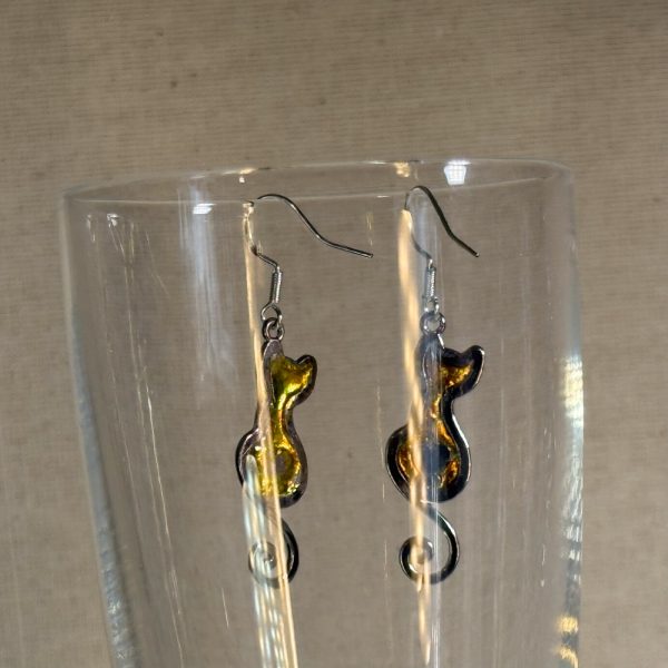 Hand made in Tauranga NZ, these mini cats are crafted from metal, resin and gold coloured pigment. Unique, distinctive and eye catching.