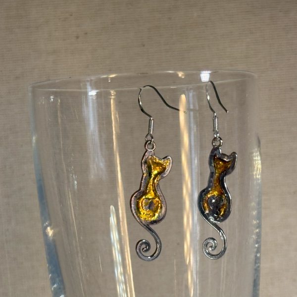 Hand made in Tauranga NZ, these mini cats are crafted from metal, resin and gold coloured pigment. Unique, distinctive and eye catching.