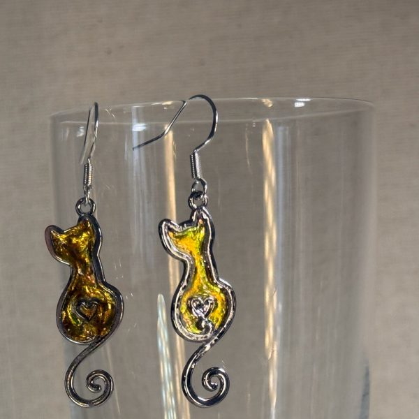 Hand made in Tauranga NZ, these mini cats are crafted from metal, resin and gold coloured pigment. Unique, distinctive and eye catching.