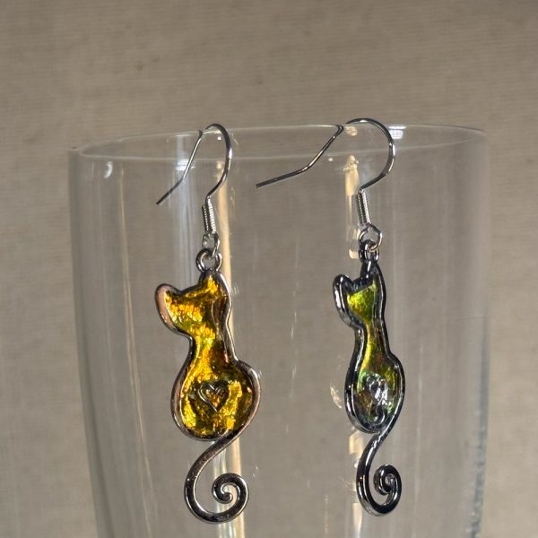 Hand made in Tauranga NZ, these mini cats are crafted from metal, resin and gold coloured pigment. Unique, distinctive and eye catching.