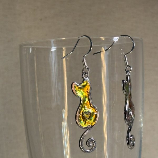 Hand made in Tauranga NZ, these mini cats are crafted from metal, resin and gold coloured pigment. Unique, distinctive and eye catching.