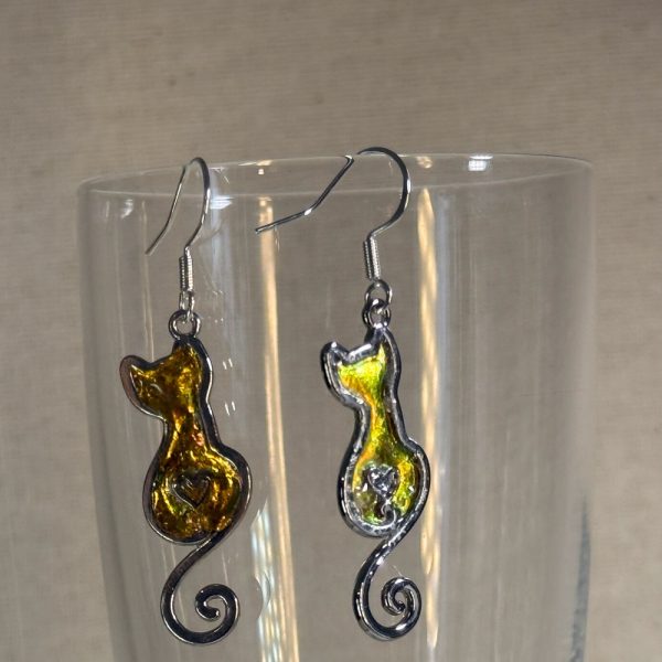Hand made in Tauranga NZ, these mini cats are crafted from metal, resin and gold coloured pigment. Unique, distinctive and eye catching.