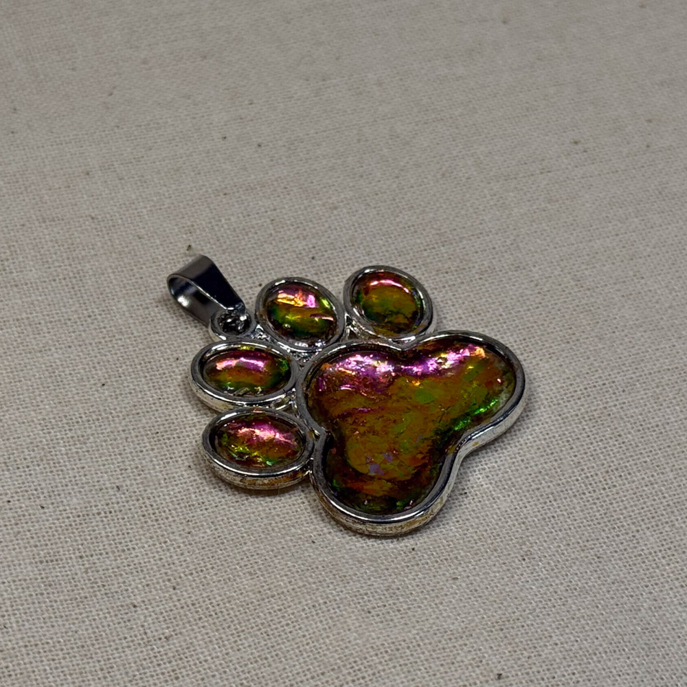 Hand made pendant featuring chameleon colour shift pigment in a silver-coloured pet paw bezel Hand made pendant featuring chameleon colour shift pigment in a silver-coloured pet paw bezel